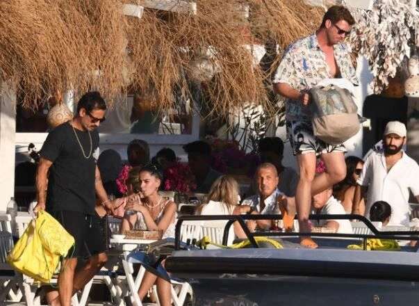Kıvanç Tatlıtuğ ailesi ve arkadaşlarıyla Bodrum tatilinde!