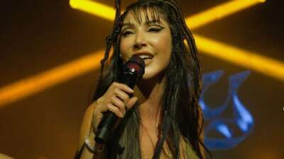 Hande Yener sahnede düştü!