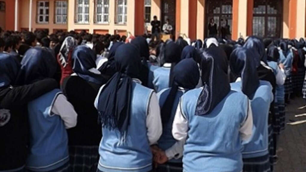 Bursa’da okul müdüründen şok sözler: Başı açık öğrenci olamaz!