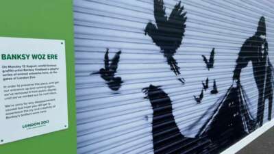 Banksy’nin hayvan serisinin son eseri Londra Hayvanat Bahçesi tarafından kaldırıldı