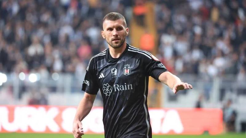 Beşiktaş’tan ayrılan Ante Rebic, Lecce’ye imza attı