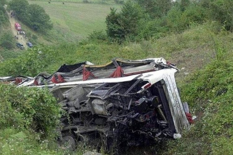 Yolcu otobüsü uçuruma yuvarlandı! 29 kişinin cansız bedenine ulaşıldı