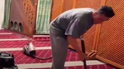 Ünlü futbolcu cami temizledi