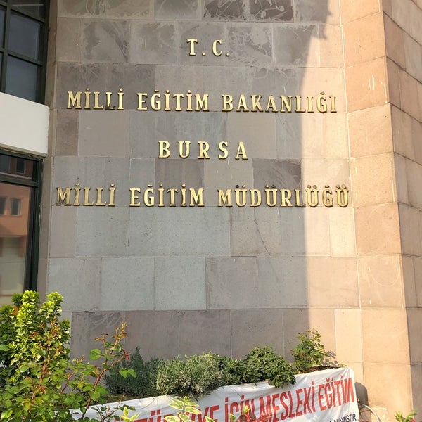 Bursa’da başı açık öğrenci olamaz diyen müdür hakkında valilik harekete geçti