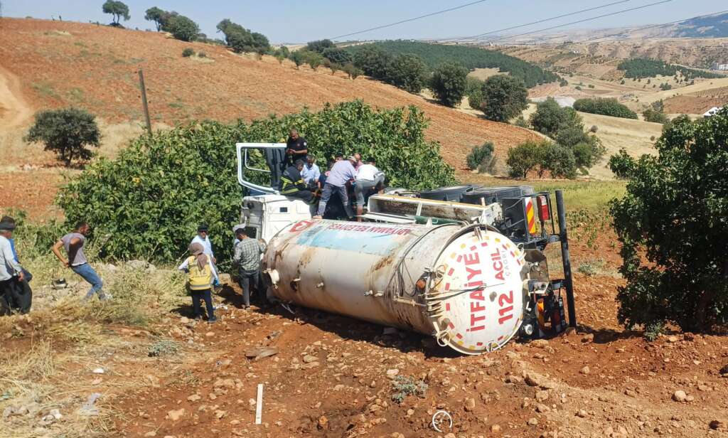 Yangına giden itfaiye tankeri şarampole devrildi