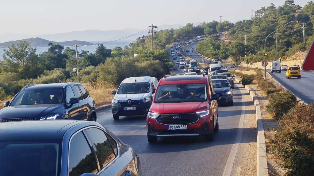 Bodrum’a son 24 saatte giriş yapan 20 bin araç trafiği kilitledi