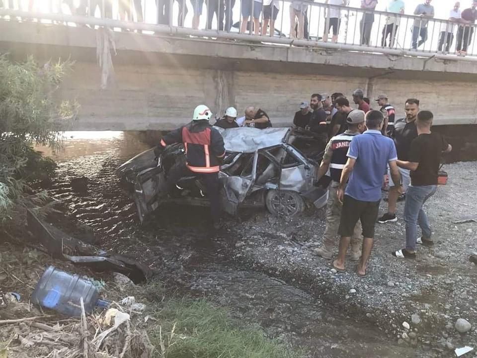 Dereye uçan aracın sürücüsü hayatını kaybetti Dereye uçan aracın sürücüsü hayatını kaybetti