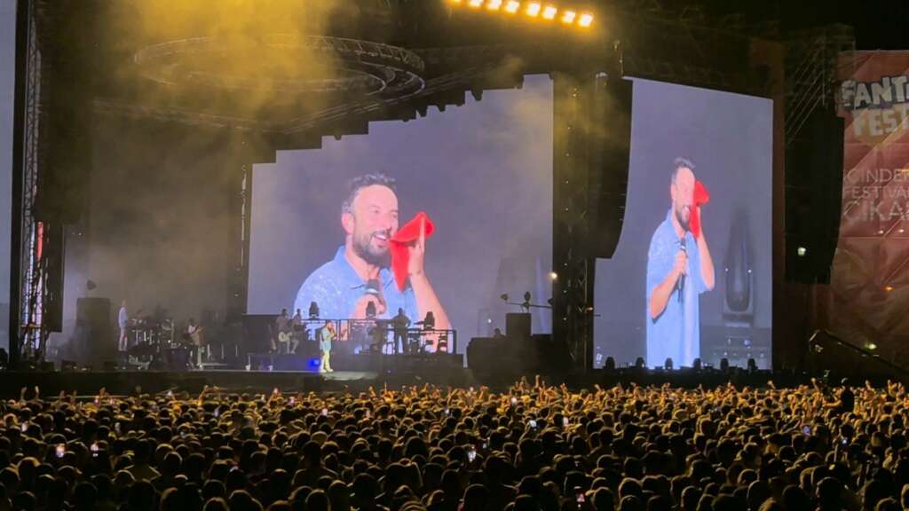 Megastar Tarkan terini sildiği havluyu hayranlarına attı
