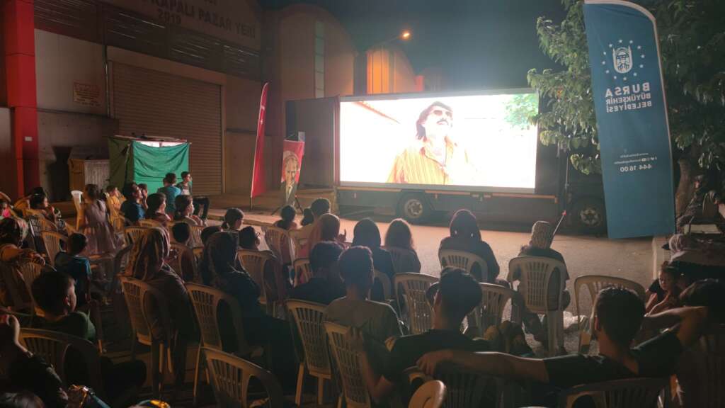 Bursa Büyükşehir’in ‘Kamyoled Sineması’ yollarda
