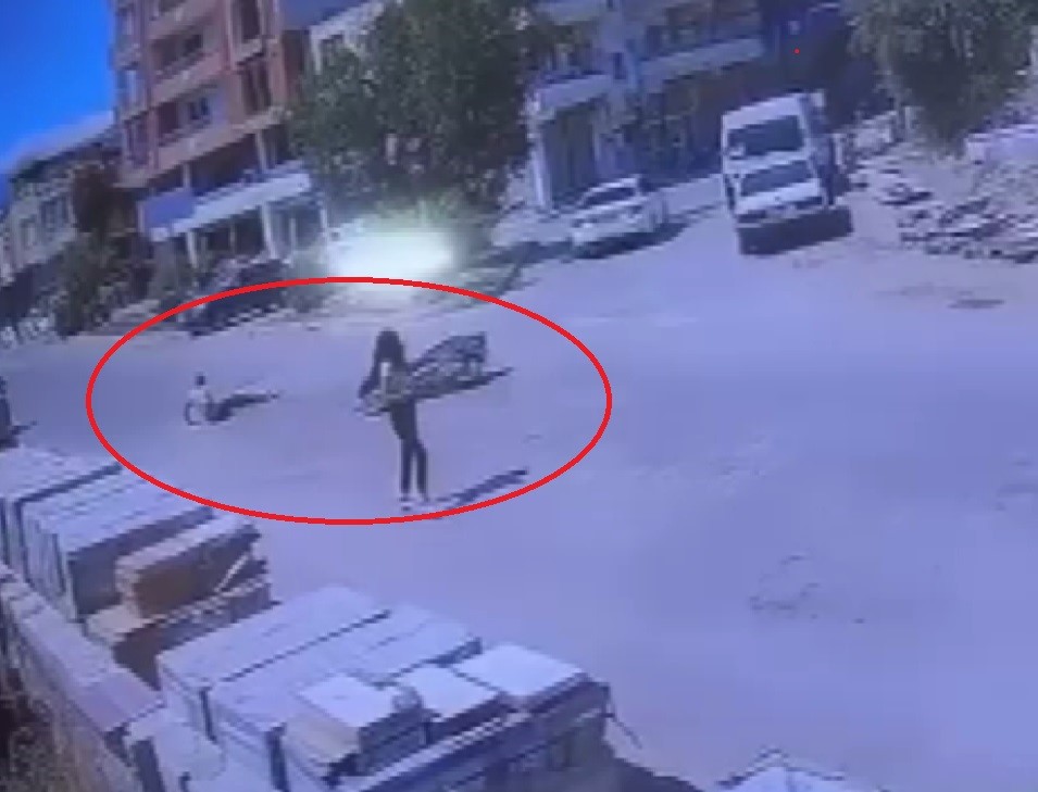 Dönüş yapmak isterken kazaya sebebiyet verdi, arkasına bile bakmadan gitti