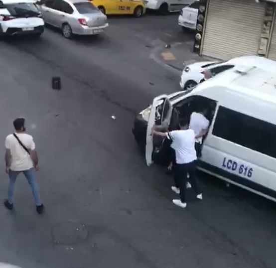 Yol verme kavgası dehşeti: Servis şoförüne tekme ve yumruklarla saldırdılar