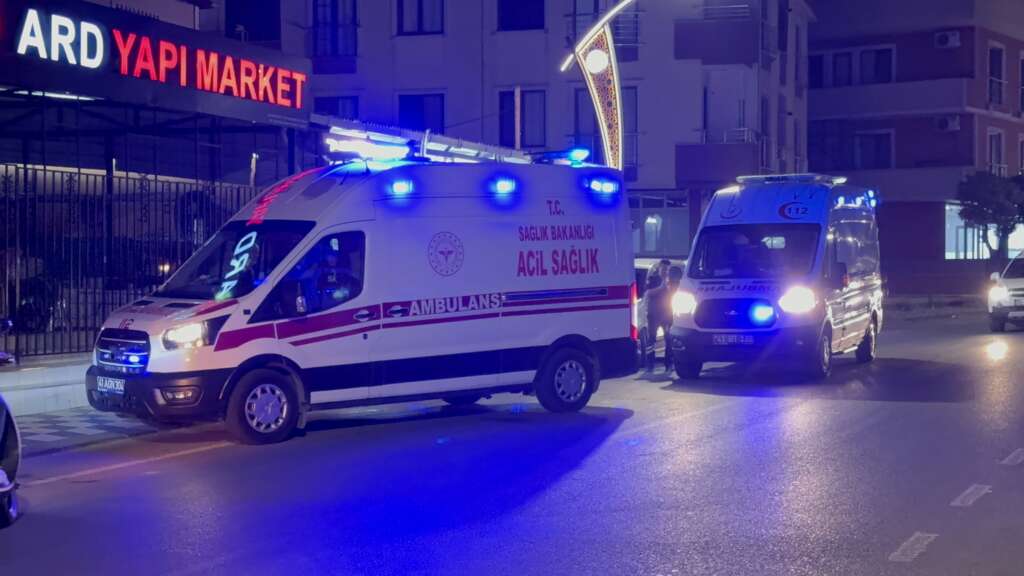 Motosiklet yolun karşısına geçmeye çalışan yayaya çarptı: 3 yaralı