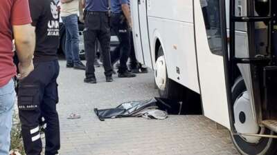 Anneanne ve 2 yaşındaki torunu servis minibüsü altında kalarak can verdi
