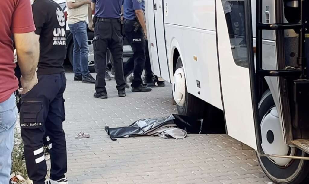 Anneanne ve 2 yaşındaki torunu servis minibüsü altında kalarak can verdi