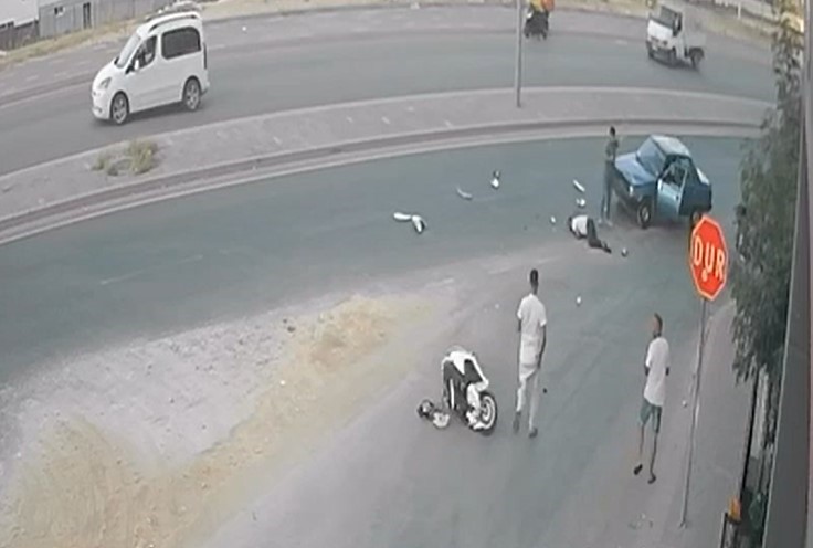 Motosiklet, ters yönden gelen otomobil ile kafa kafaya çarpıştı
