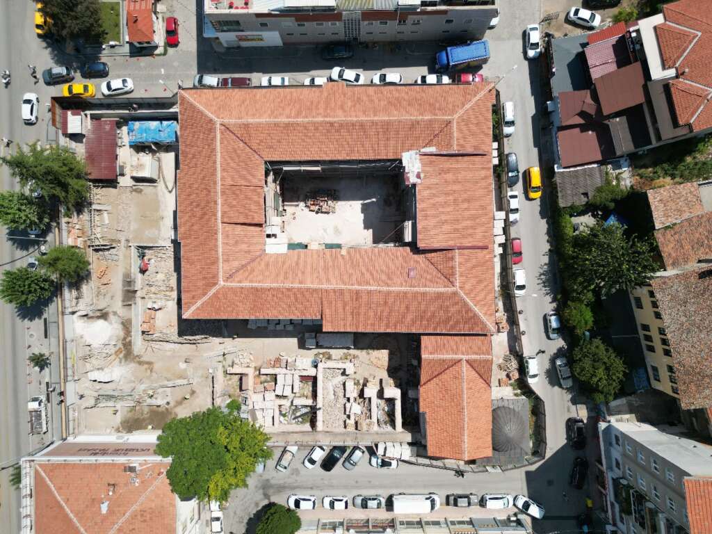 8 asırlık sır damperli camla korunacak