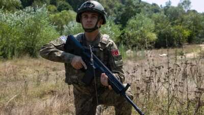 Türk askerinden Kosova-Sırbistan sınırında devriye
