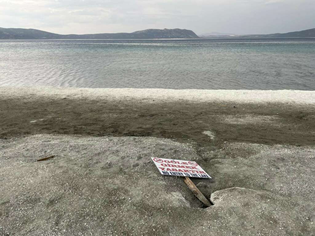 Salda Gölü’ne giren genç boğularak hayatını kaybetti
