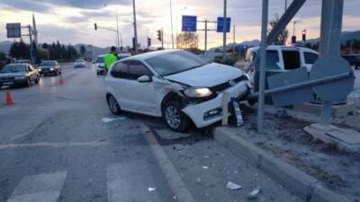 Kırmızı ışık ihlali trafik kazasına neden oldu, 2’si çocuk 4 kişi yaralandı
