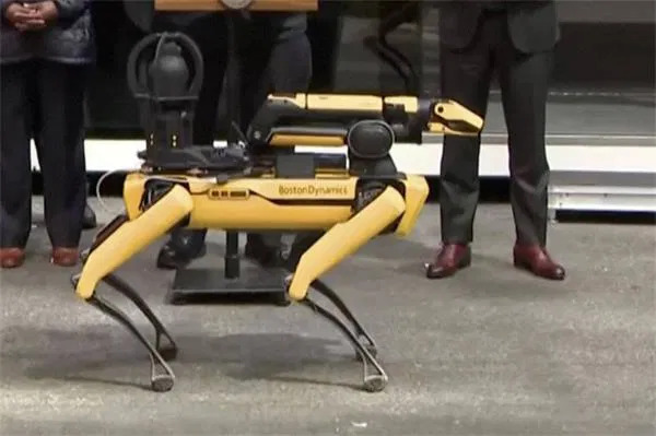 Ukrayna ordusu cephede robot köpekler kullanmaya başladı