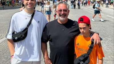 Cem Yılmaz oğlu Kemal ile Paris’te