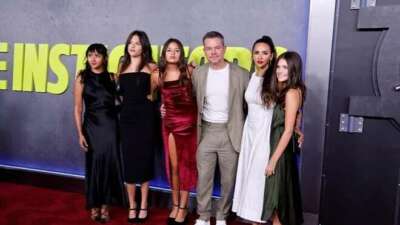 Matt Damon kızlarıyla kırmızı halı poz verdi