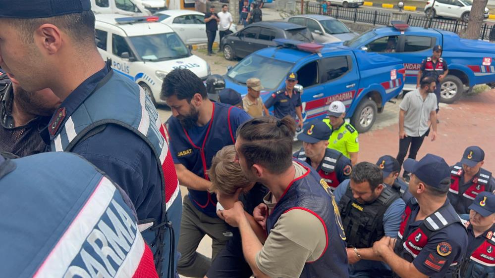 3 akrabasını bıçaklayarak öldürüp evlerini ateşe veren 3 kişi Araklı Adliyesi’ne getirildi