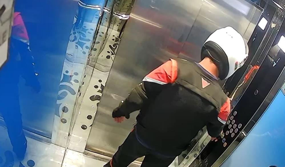 Kurye tuvaletini yaptığı asansörde mahsur kaldı Kurye tuvaletini yaptığı asansörde mahsur kaldı