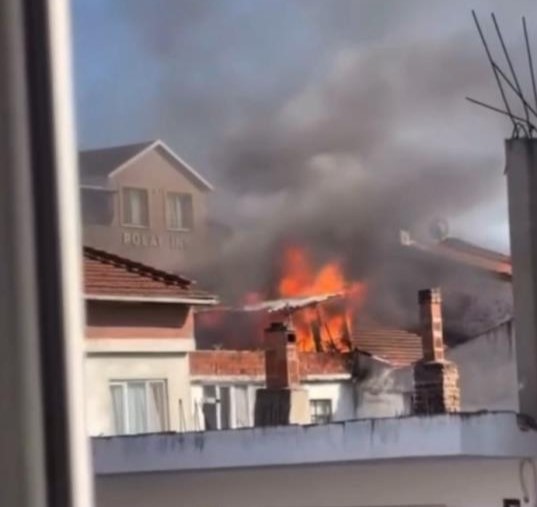 Bursa’da binanın çatısı alevlere teslim oldu