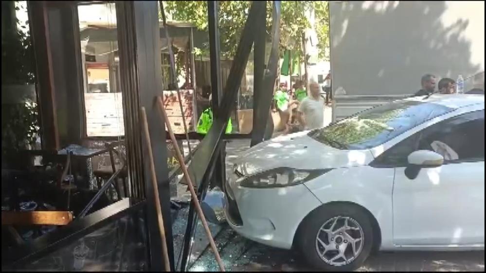 Bursa’da kaza yapan sürücünün çay keyfi