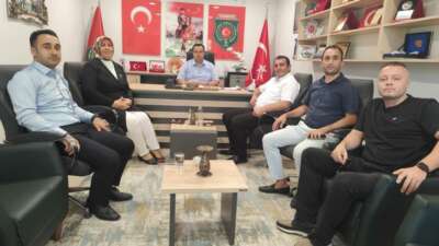 Bursa’da vatandaşlar şehitliği temizledi