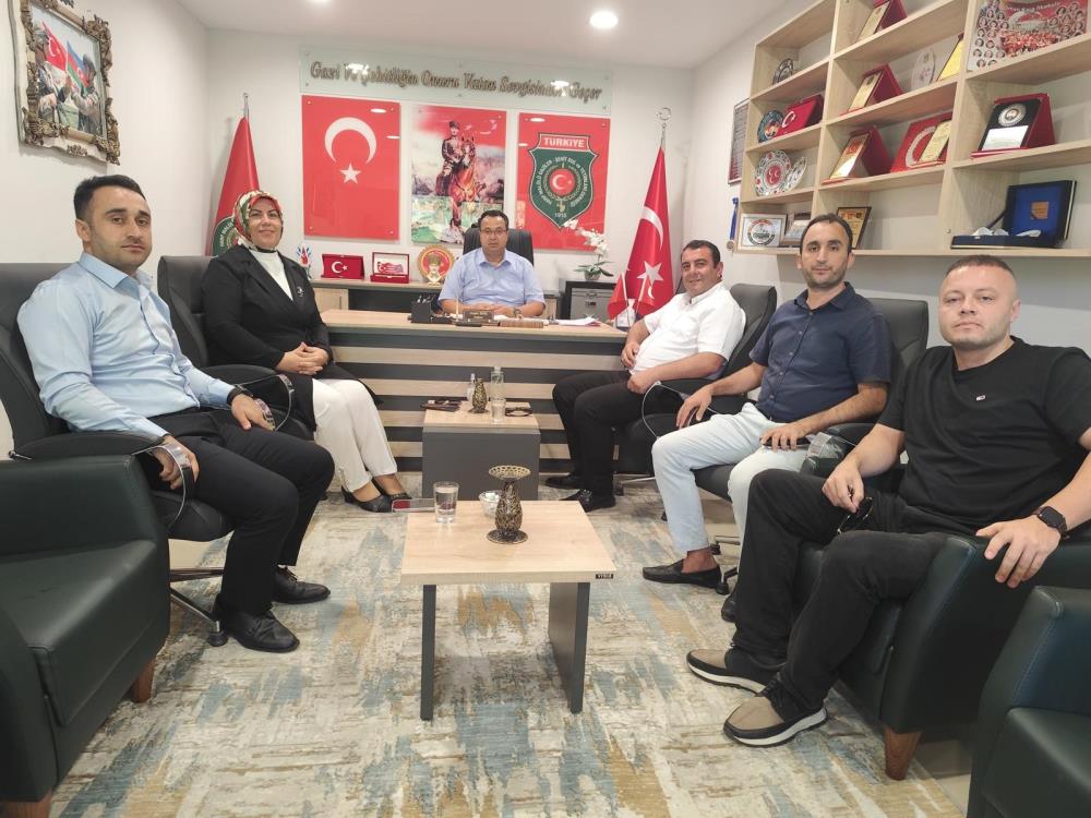 Bursa’da vatandaşlar şehitliği temizledi