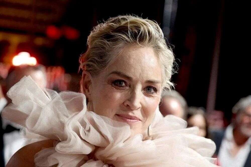 Ünlü oyuncu Sharon Stone’un gözüne ne oldu?
