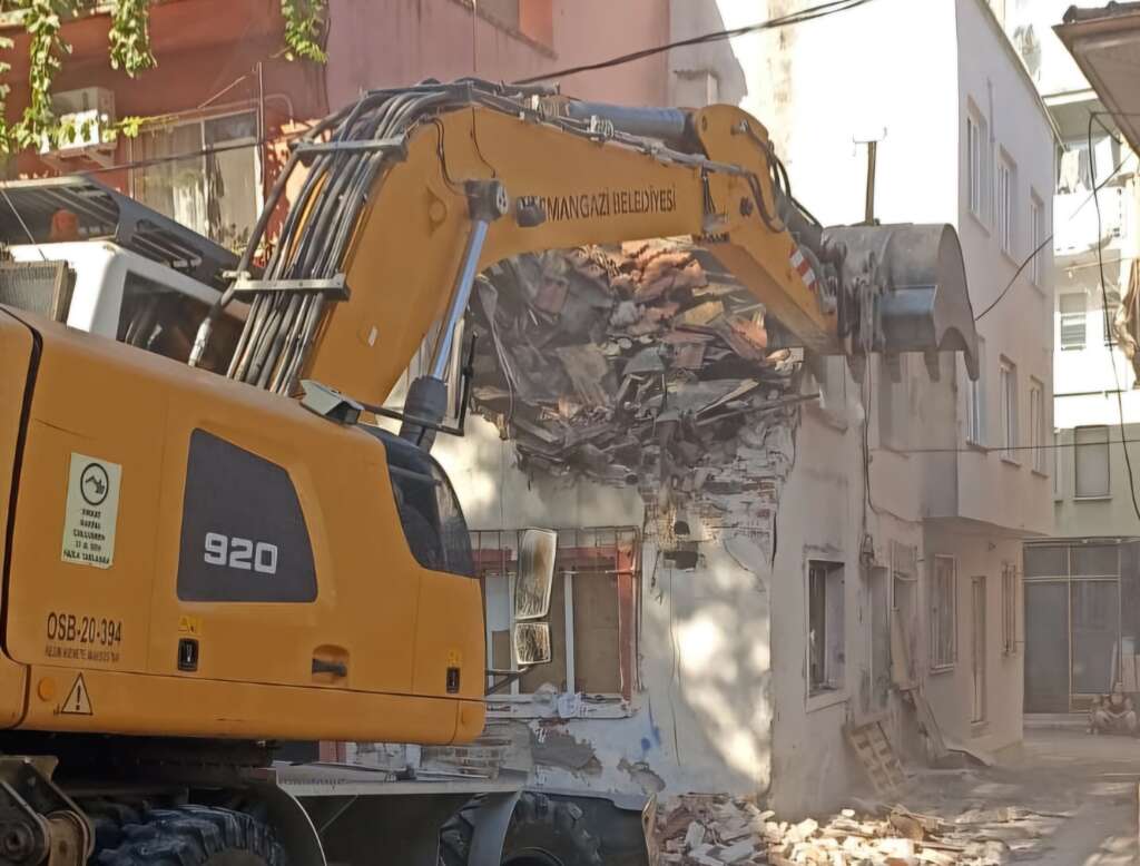 Bursa’da metruk binalar yıkıldı