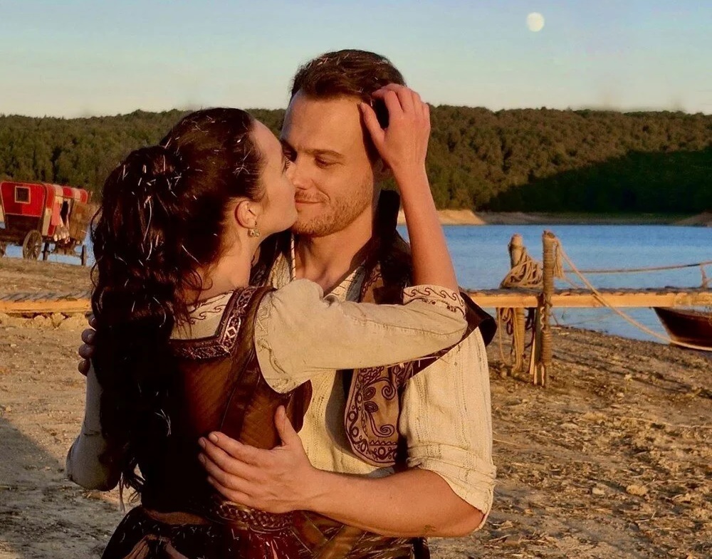 Kerem Bürsin ile Melis Sezen’in rol aldığı ‘Son of a Rich’ filminden ilk kareler