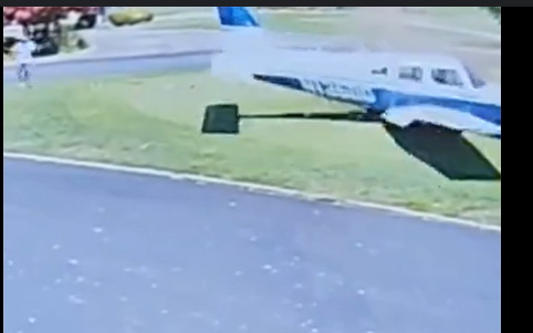 ABD’de küçük uçak golf sahasına düştü ABD’de küçük uçak golf sahasına düştü