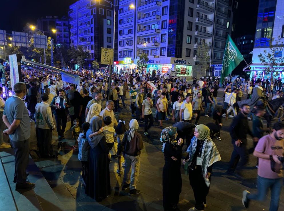 Kahve zincirine taşlı saldırı… İsrail protestosu sonrası ortalık karıştı!