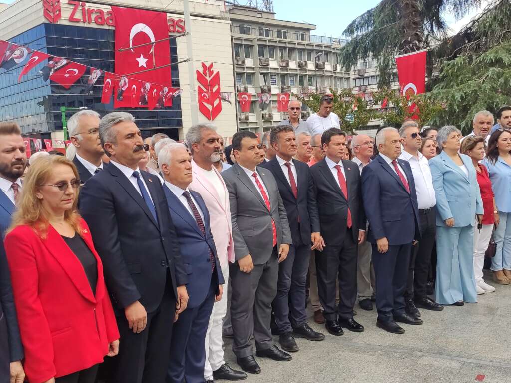 Bursa’da 30 Ağustos… CHP Bursa İl Başkanlığı, Atatürk Anıtı’na çelenk bıraktı