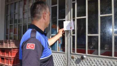 Yenişehir’de kaçak olarak çalıştırılan Suriyelilerin dükkanları mühürlendi