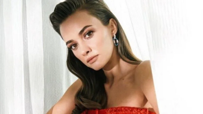 Hande Soral ‘Akıldan Kalbe’ filminin kadrosunda