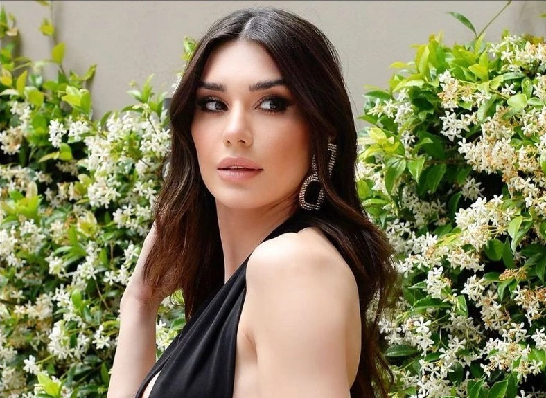 Burcu Kıratlı’dan cesur pozlar!