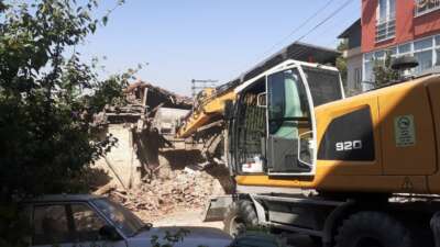 Osmangazi’de bir metruk bina daha yıkıldı