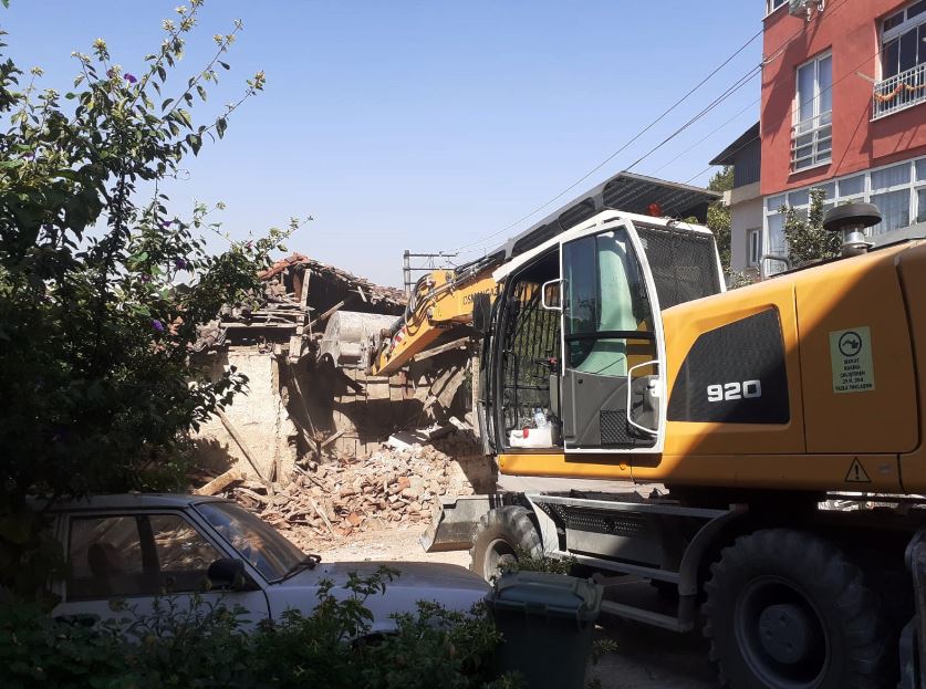 Osmangazi’de bir metruk bina daha yıkıldı