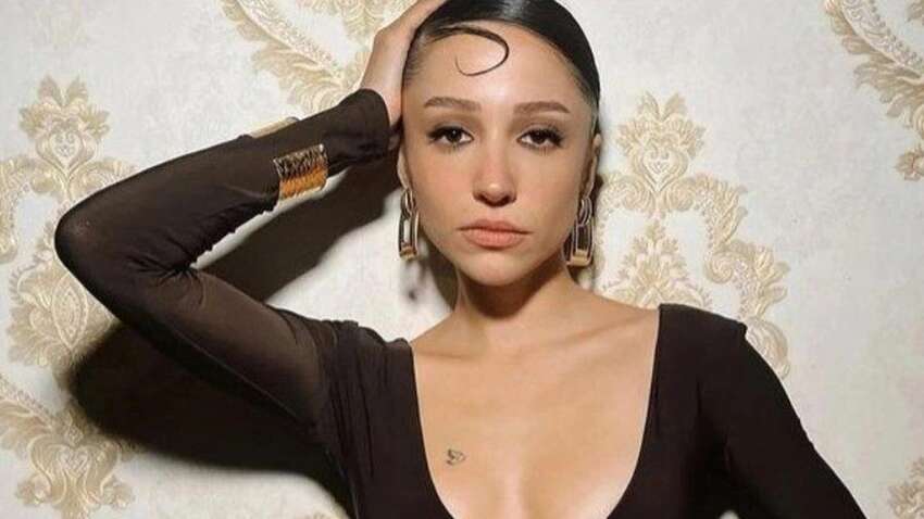 Zeynep Bastık beyaz bikinisiyle poz verdi!