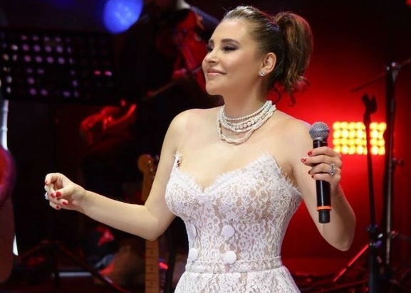 Funda Arar’dan sıfır makyajlı pozlar!