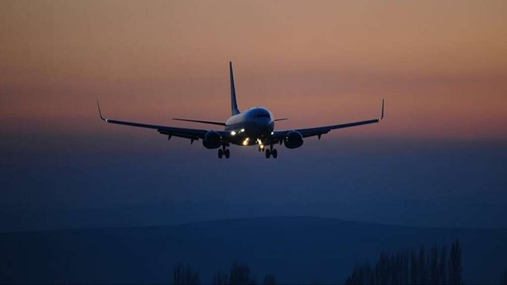 Pilotu bayılan uçak acil iniş yaptı