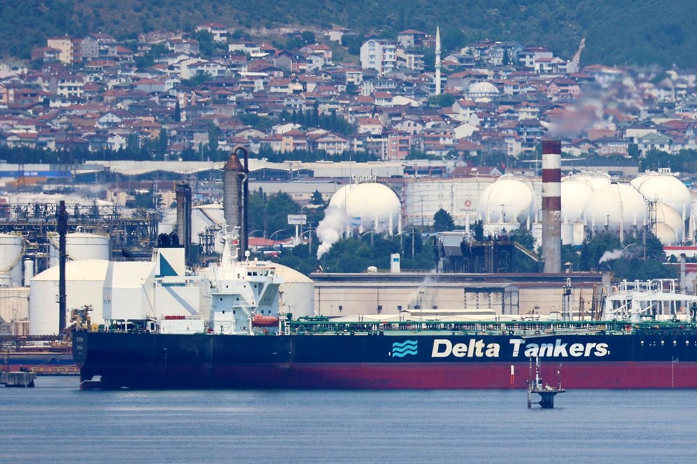 Husilerin vurduğu gemi, petrol sızdırmaya başladı