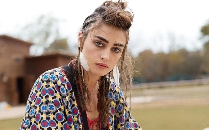 Yılın aşk bombası! Esra Bilgiç ünlü isimle objektiflere yakalandı
