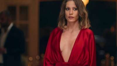 Serenay Sarıkaya’dan cesur davet tarzı: Ceketinin önünü açık bıraktı