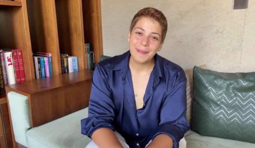 Ünlü şarkıcı Ferah Zeydan sahneden düştü